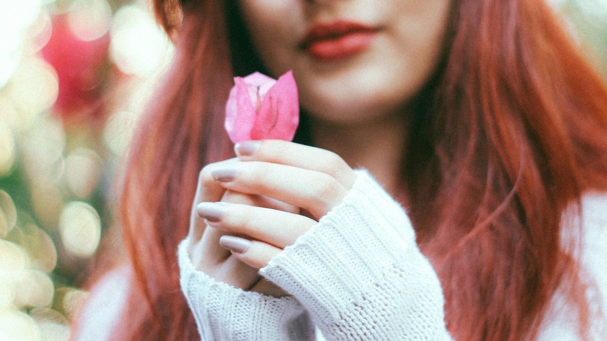 Mulher serena com expressão de sensibilidade, simbolizando a força de quem sente demais