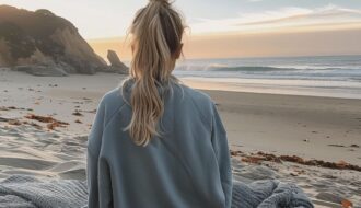 Mulher caminhando na natureza em busca de uma vida com propósito