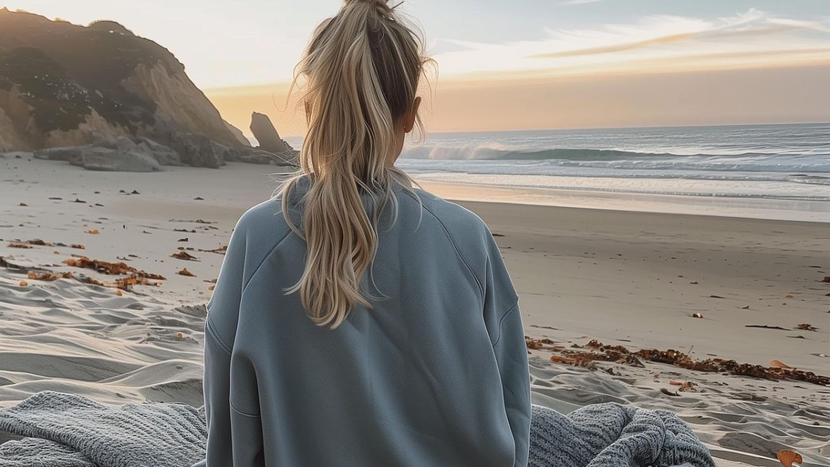 Mulher caminhando na natureza em busca de uma vida com propósito