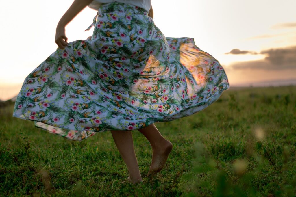 Mulher caminhando na natureza em busca de uma vida com propósito