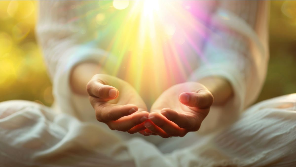 Pessoa em conexão com a natureza, simbolizando o que realmente cura pelo corpo, alma e natureza