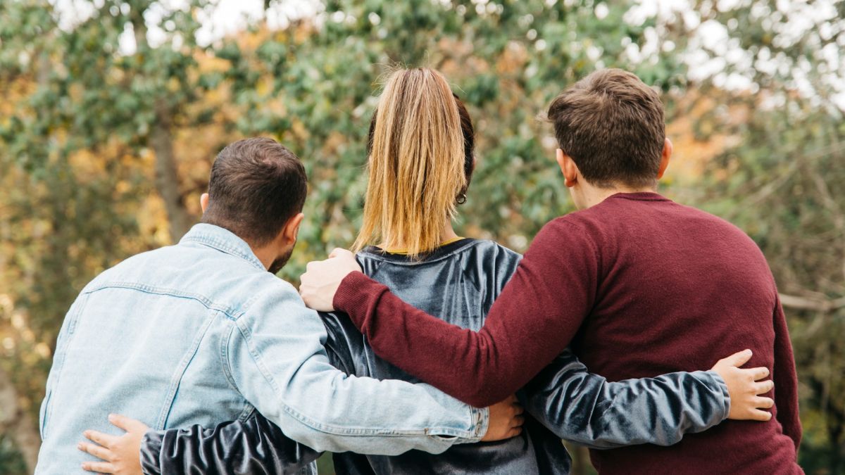 Pessoa em silêncio com expressão contemplativa, representando a força da comunicação não verbal