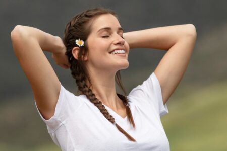 Mulher em um ritual de autocuidado e presença