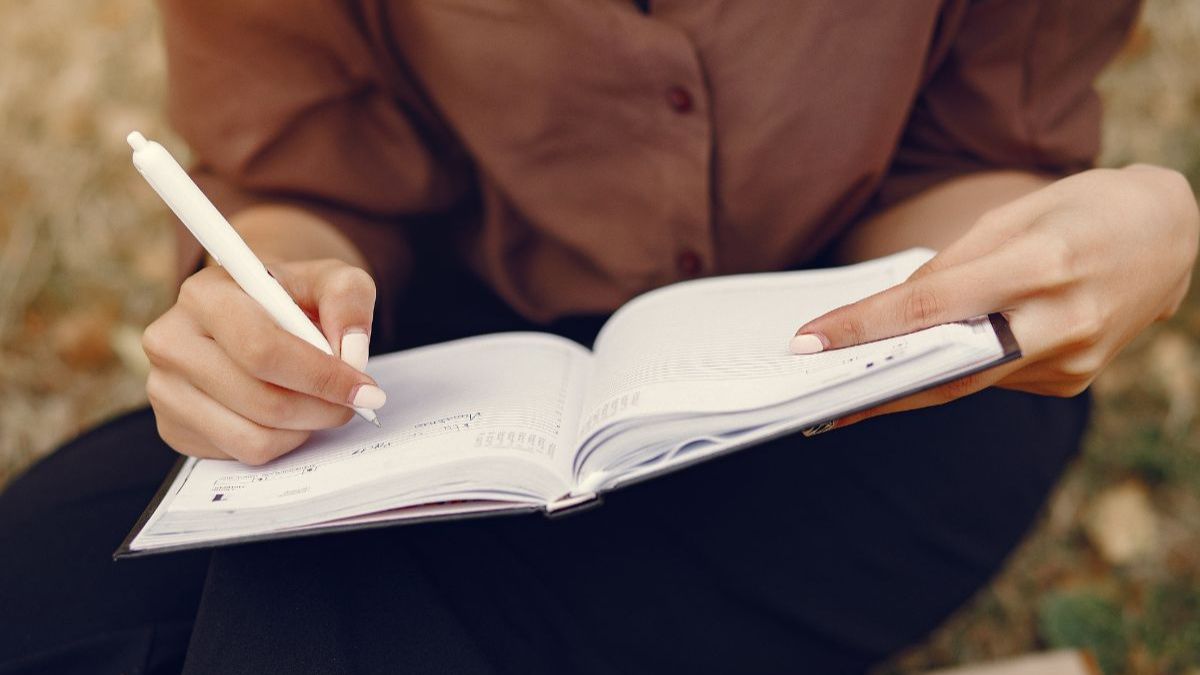 Mulher praticando a escrita terapeutica