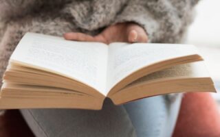Pessoa lendo frases inspiradoras para recomeçar