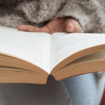 Pessoa lendo frases inspiradoras para recomeçar