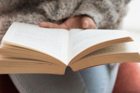 Pessoa lendo frases inspiradoras para recomeçar