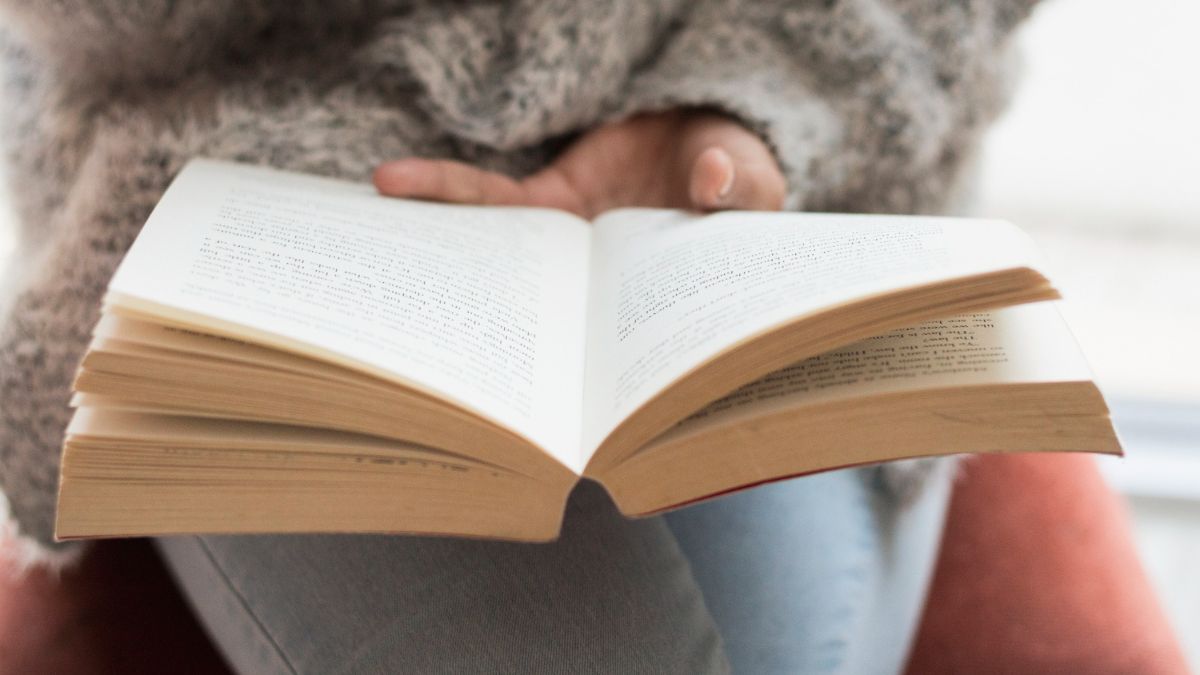 Pessoa lendo frases inspiradoras para recomeçar