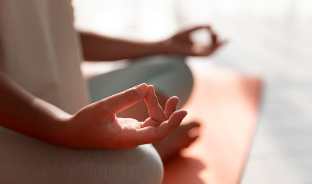 Pessoa fazendo meditação guiada