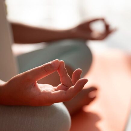 Pessoa fazendo meditação guiada