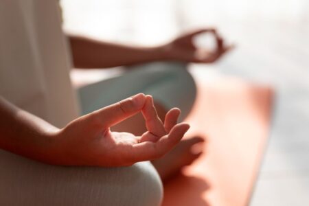 Pessoa fazendo meditação guiada