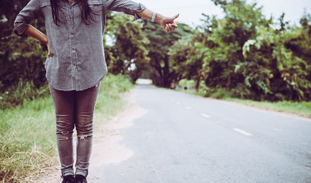 Pessoa caminhando em um caminho natural, simbolizando a mudança de atitude na vida