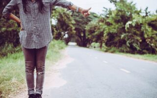 Pessoa caminhando em um caminho natural, simbolizando a mudança de atitude na vida