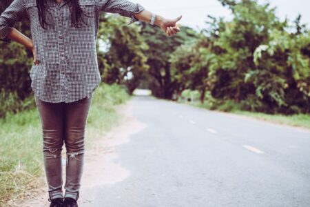 Pessoa caminhando em um caminho natural, simbolizando a mudança de atitude na vida