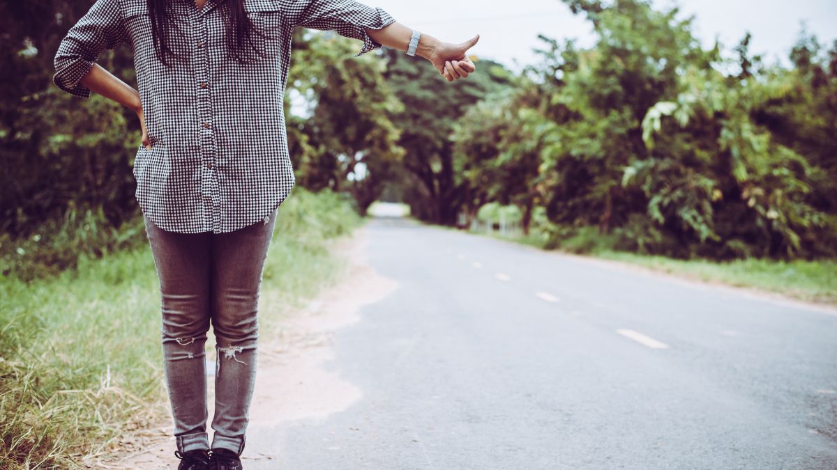 Pessoa caminhando em um caminho natural, simbolizando a mudança de atitude na vida