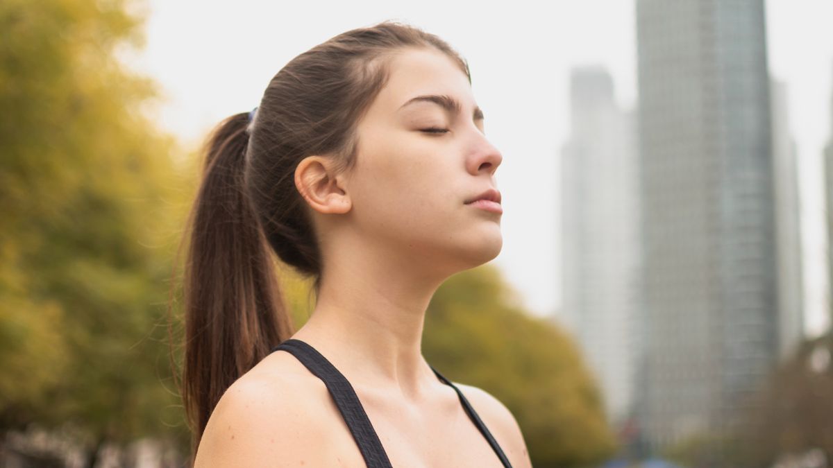 Mulher praticando respiração consciente para acalmar o sistema nervoso