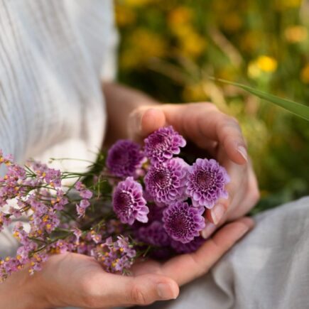mulher segurando flores para representar o uso dos florais