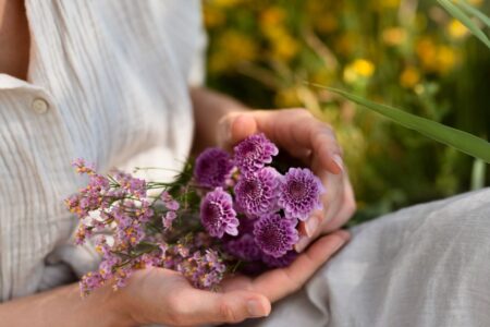 mulher segurando flores para representar o uso dos florais