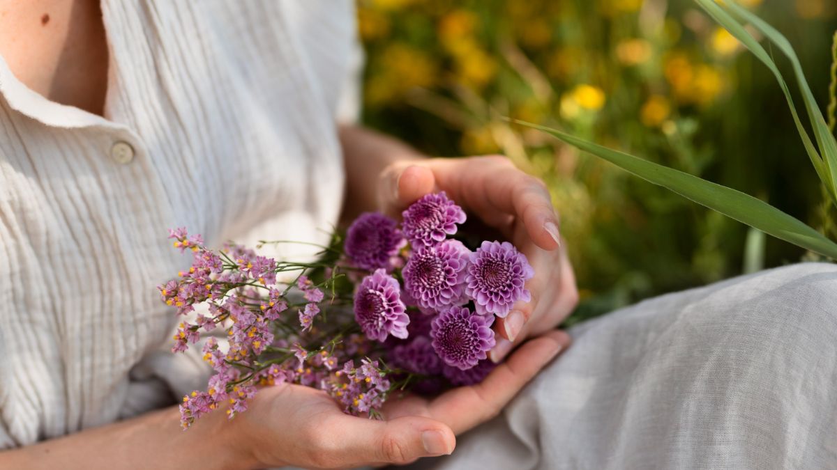 mulher segurando flores para representar o uso dos florais