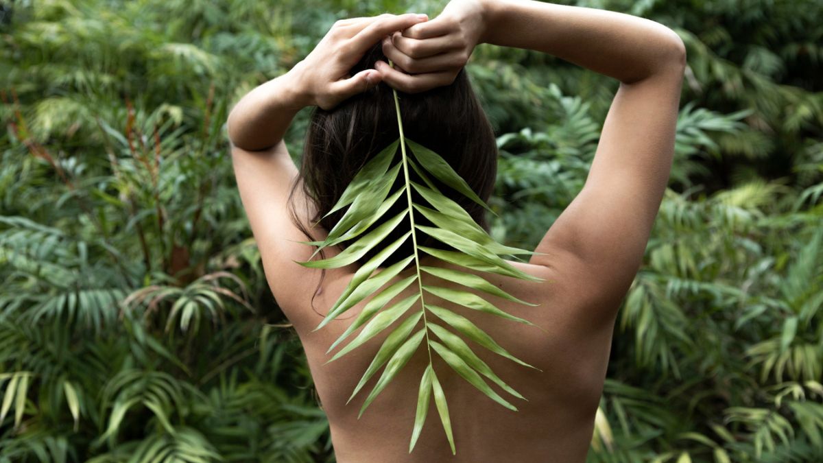 mulher tomando banho de floresta