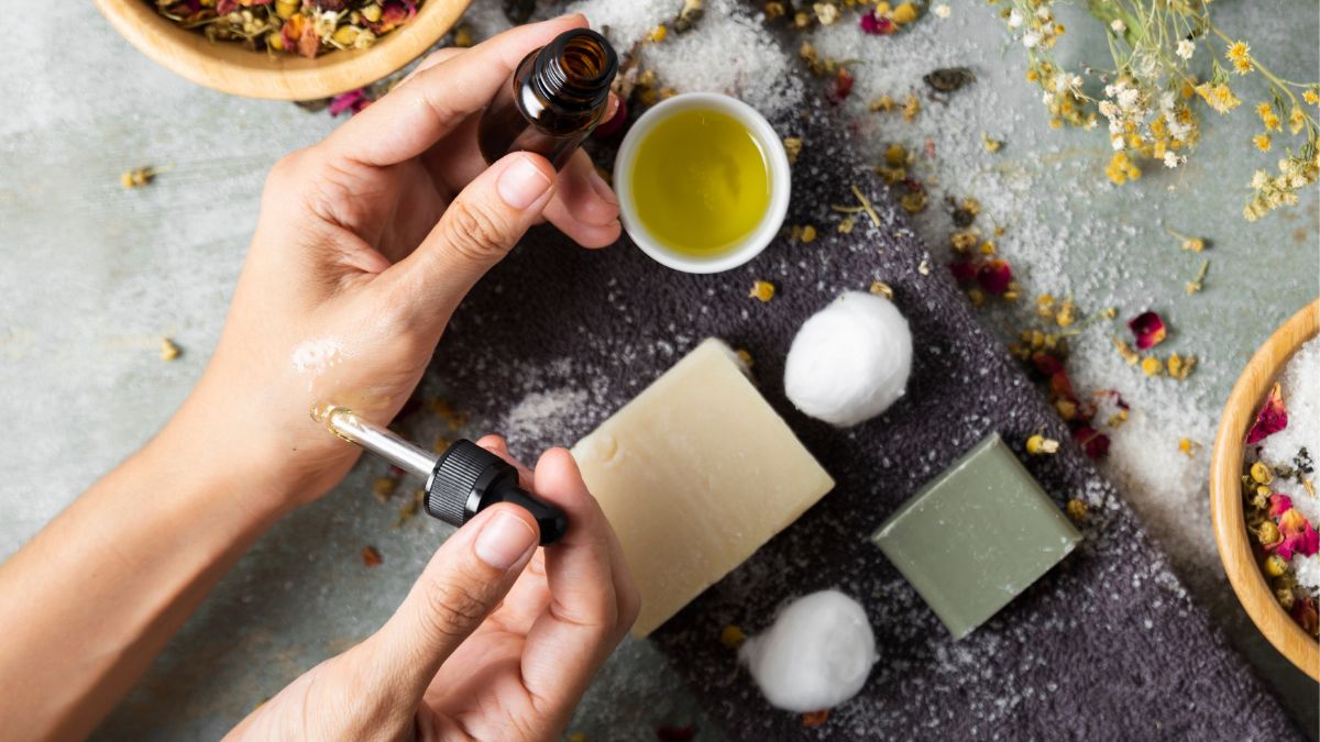 mulher usando oleos essenciais