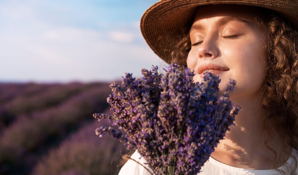 mulher com maço de lavanda, um dos melhores oleos essenciais para ansiedade