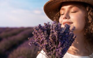 mulher com maço de lavanda, um dos melhores oleos essenciais para ansiedade