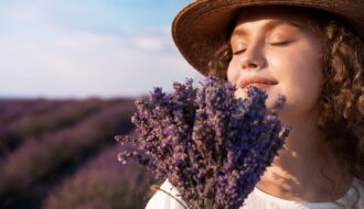 mulher com maço de lavanda, um dos melhores oleos essenciais para ansiedade