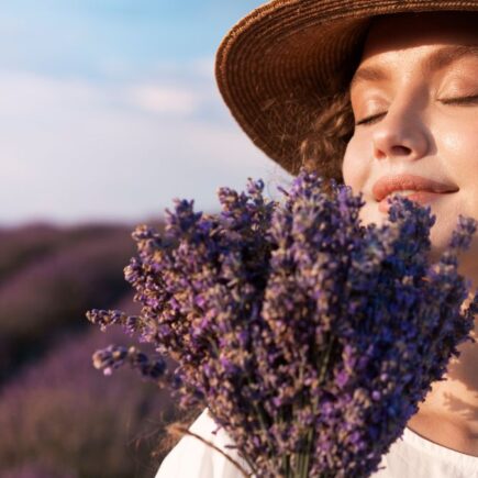 mulher com maço de lavanda, um dos melhores oleos essenciais para ansiedade