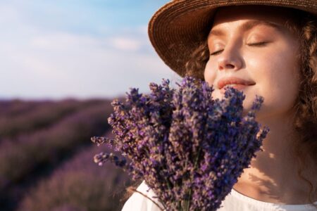 mulher com maço de lavanda, um dos melhores oleos essenciais para ansiedade