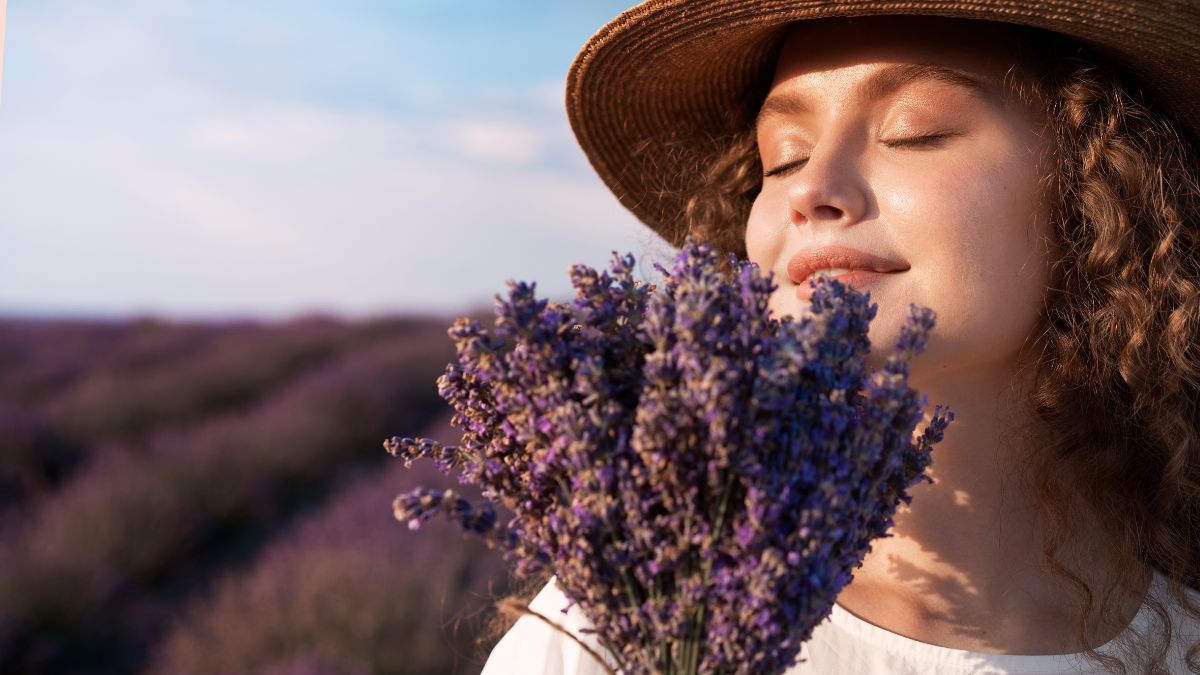 mulher com maço de lavanda, um dos melhores oleos essenciais para ansiedade