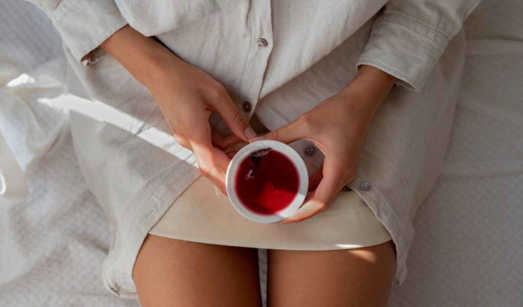 Mulher se conectando com a sabedoria do ciclo menstrual
