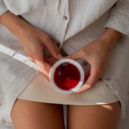 Mulher se conectando com a sabedoria do ciclo menstrual