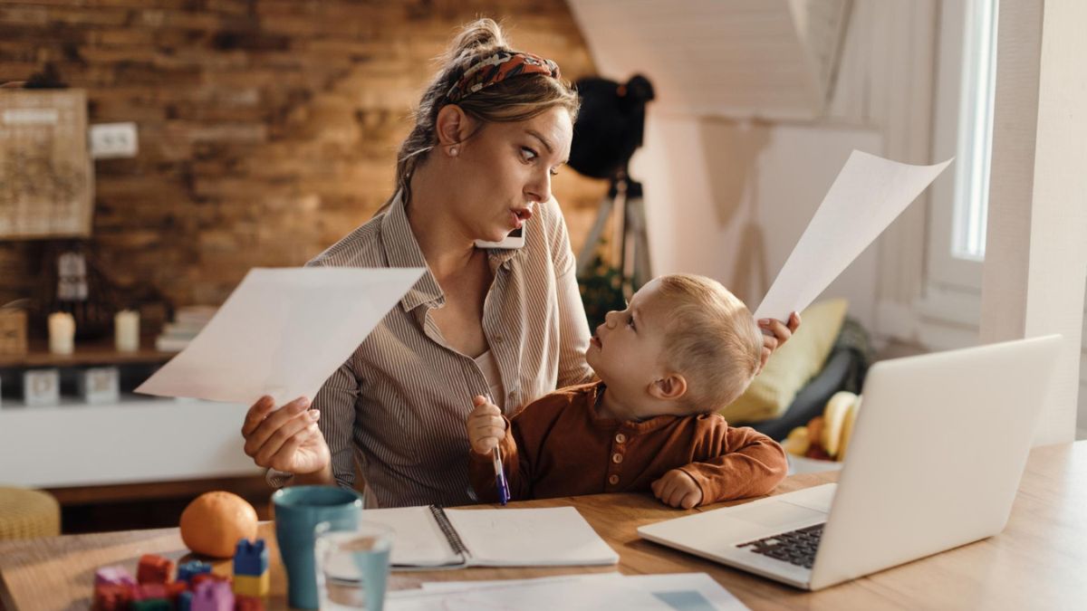 Mulher tendo que lidar com a sobrecarga feminina