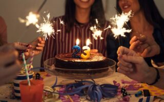 comemoração de aniversário com bolo e festa