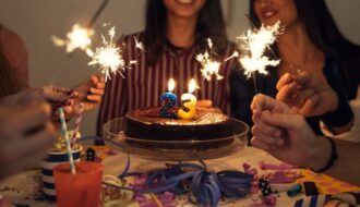 comemoração de aniversário com bolo e festa