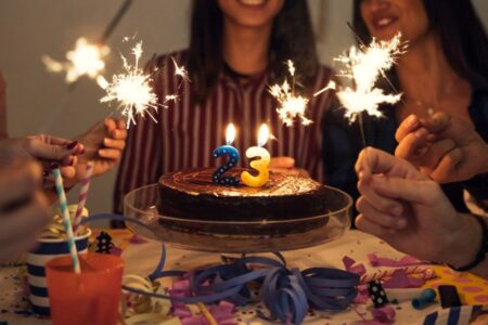 comemoração de aniversário com bolo e festa