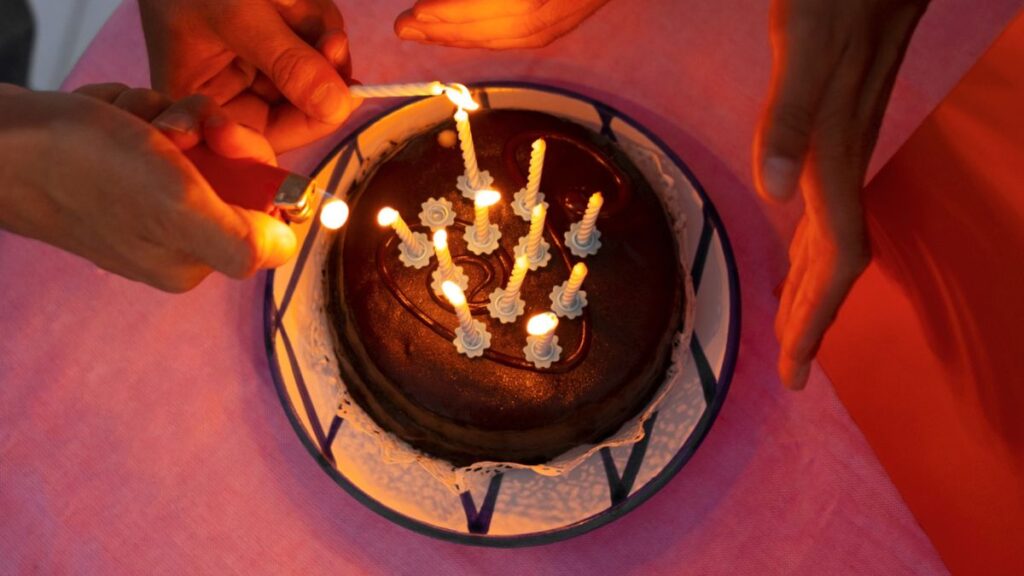 comemoração de aniversário com bolo e festa