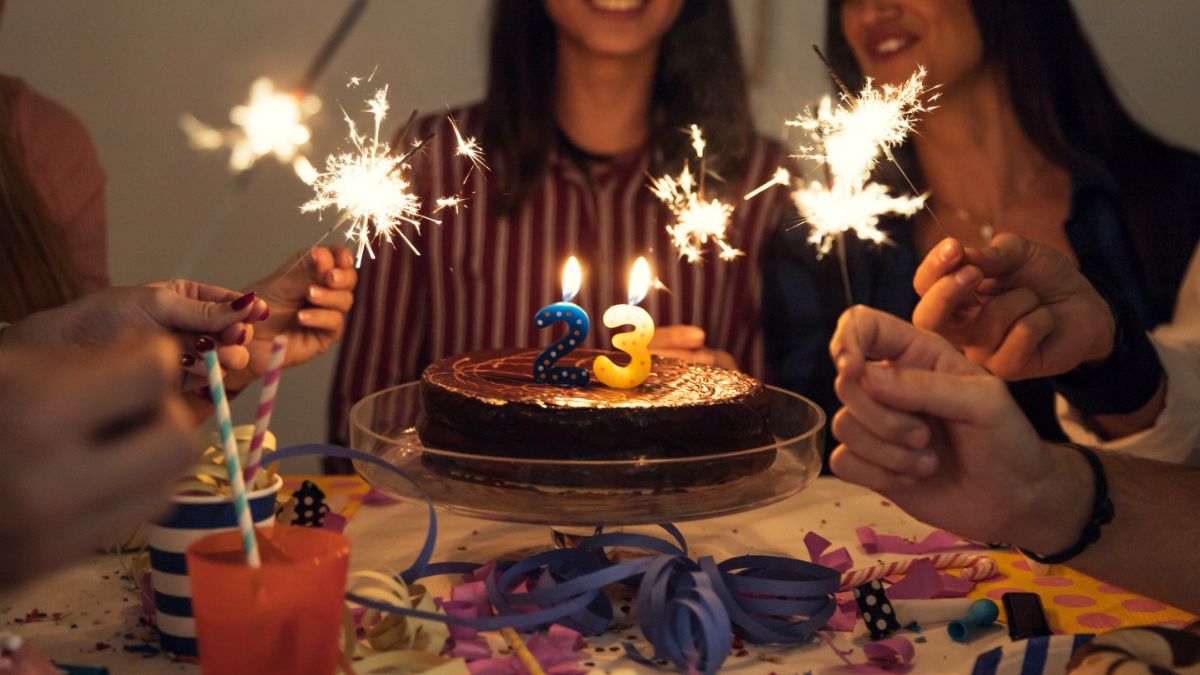 comemoração de aniversário com bolo e festa