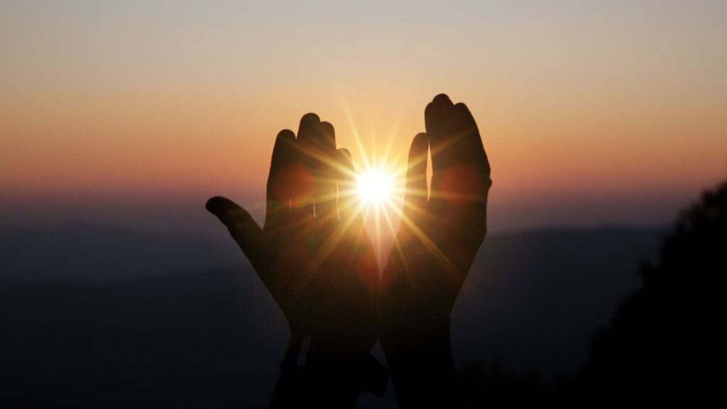 mãos soltando o controle